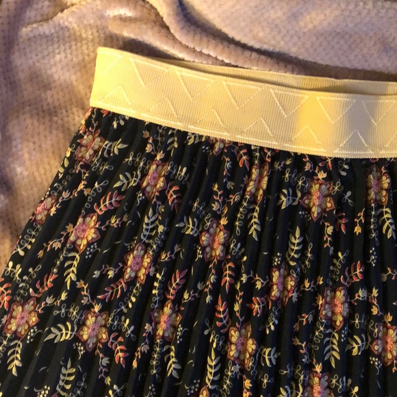 LuLa Roe pleated skirt - Picture 2 of 4